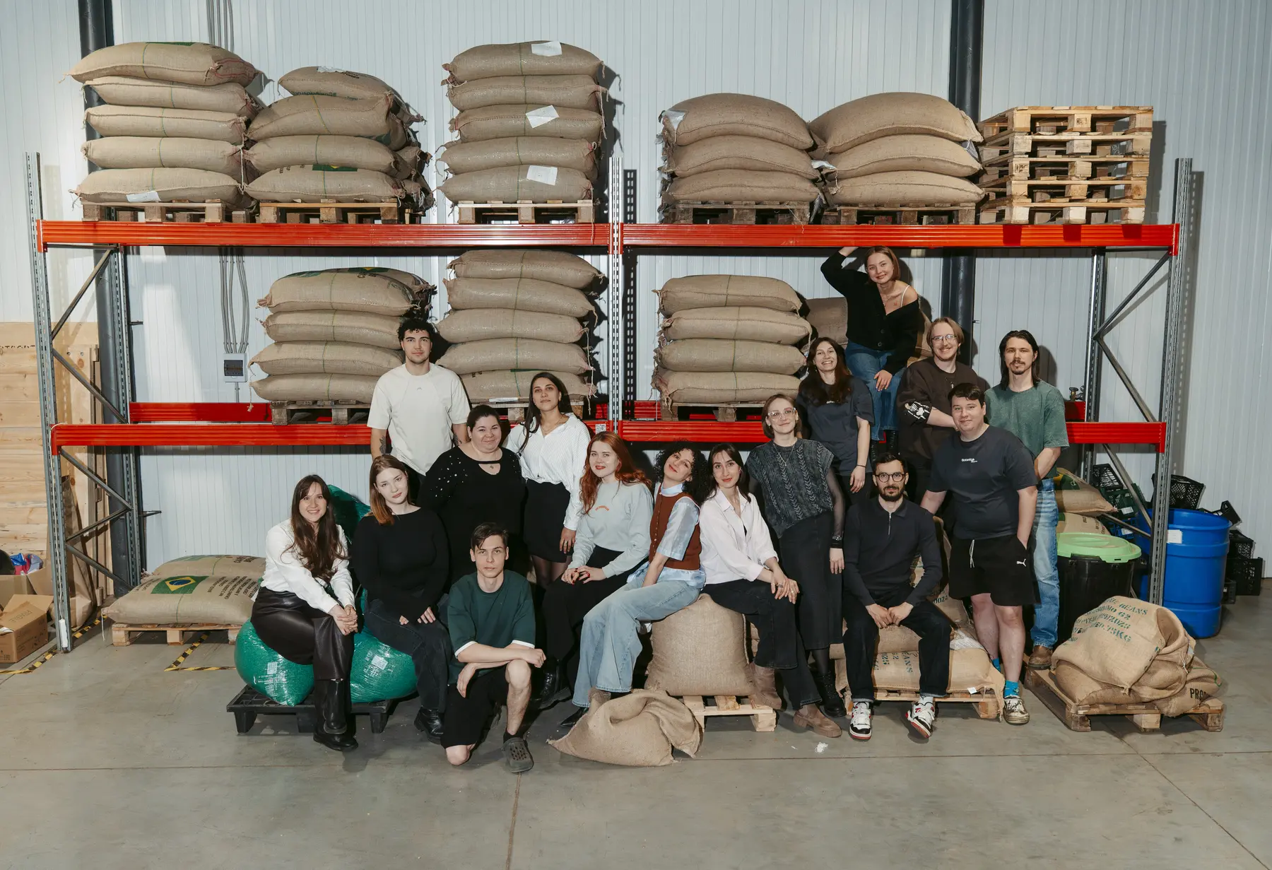 Команда Botanica Coffee Roasters в обжарочном цехе в Казани